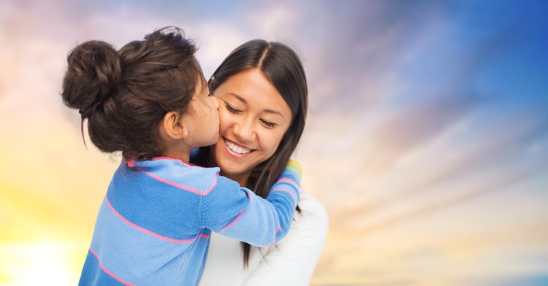 Madre abrazando a su hija discapacitada.