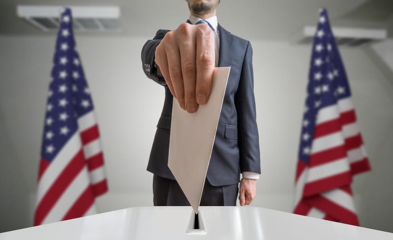 Una persona entregando su voto