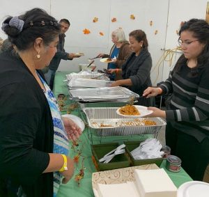 Cientos de familias disfrutan de cena comunitaria por el Día de Acción de Gracias