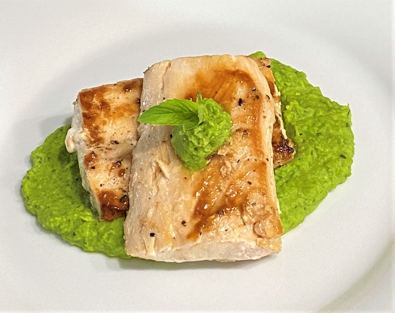 Mahi Mahi sobre cama de puré de guisantes La Noticia