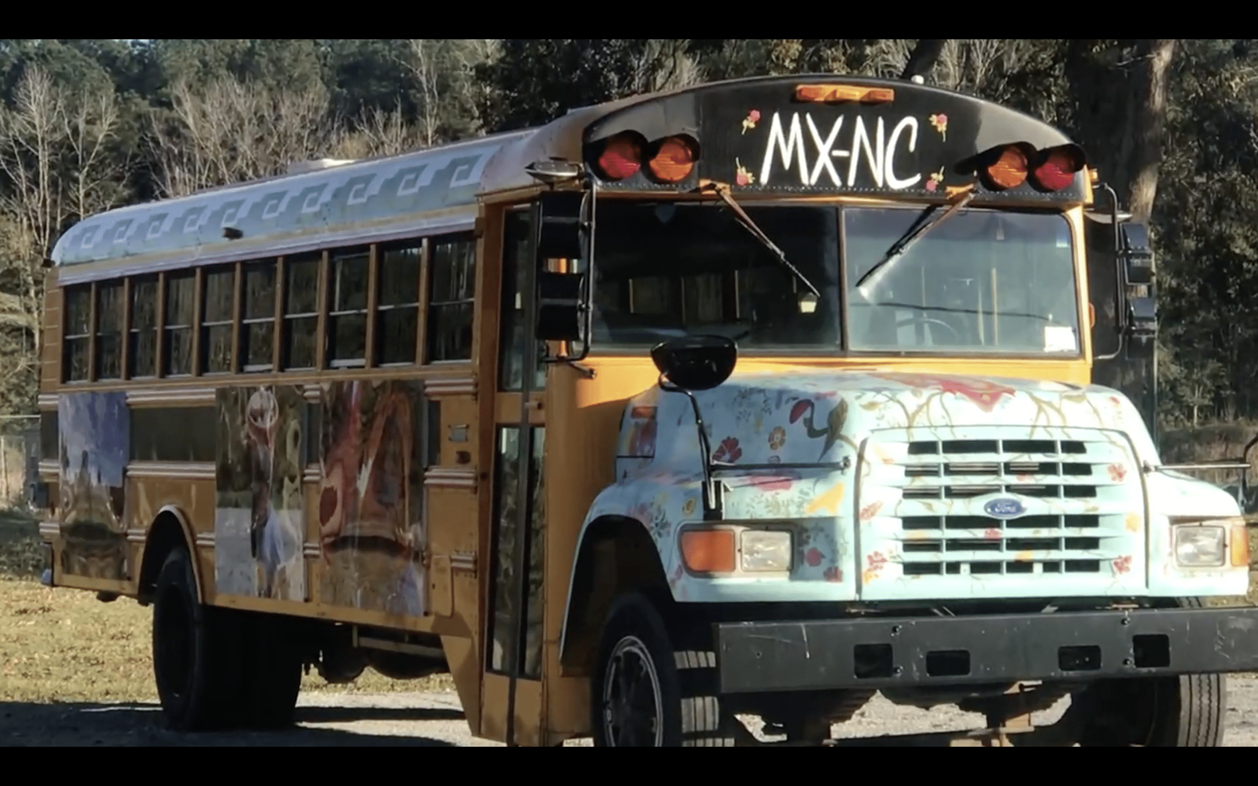 convierten-un-autobus-en-obra-de-arte-para-rendir-homenaje-a-trabajadores-inmigrantes
