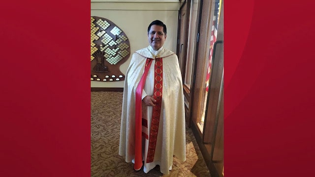 Sacerdote Latino muere después de una batalla de 2 meses con COVID-19