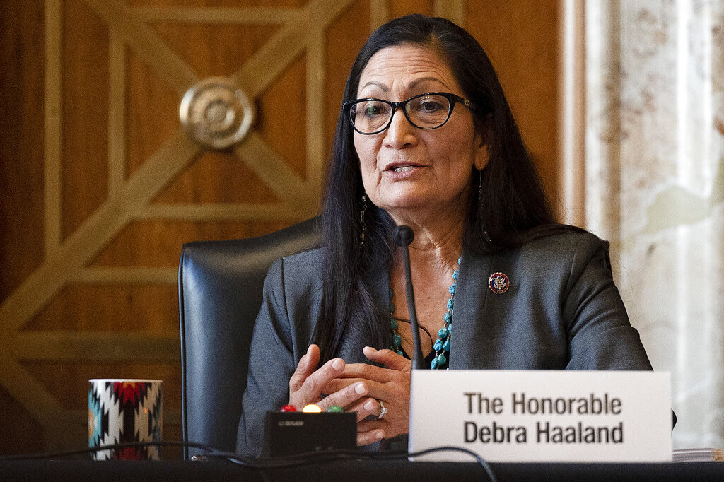Senado confirma a nativa Deb Haaland en Departamento del Interior
