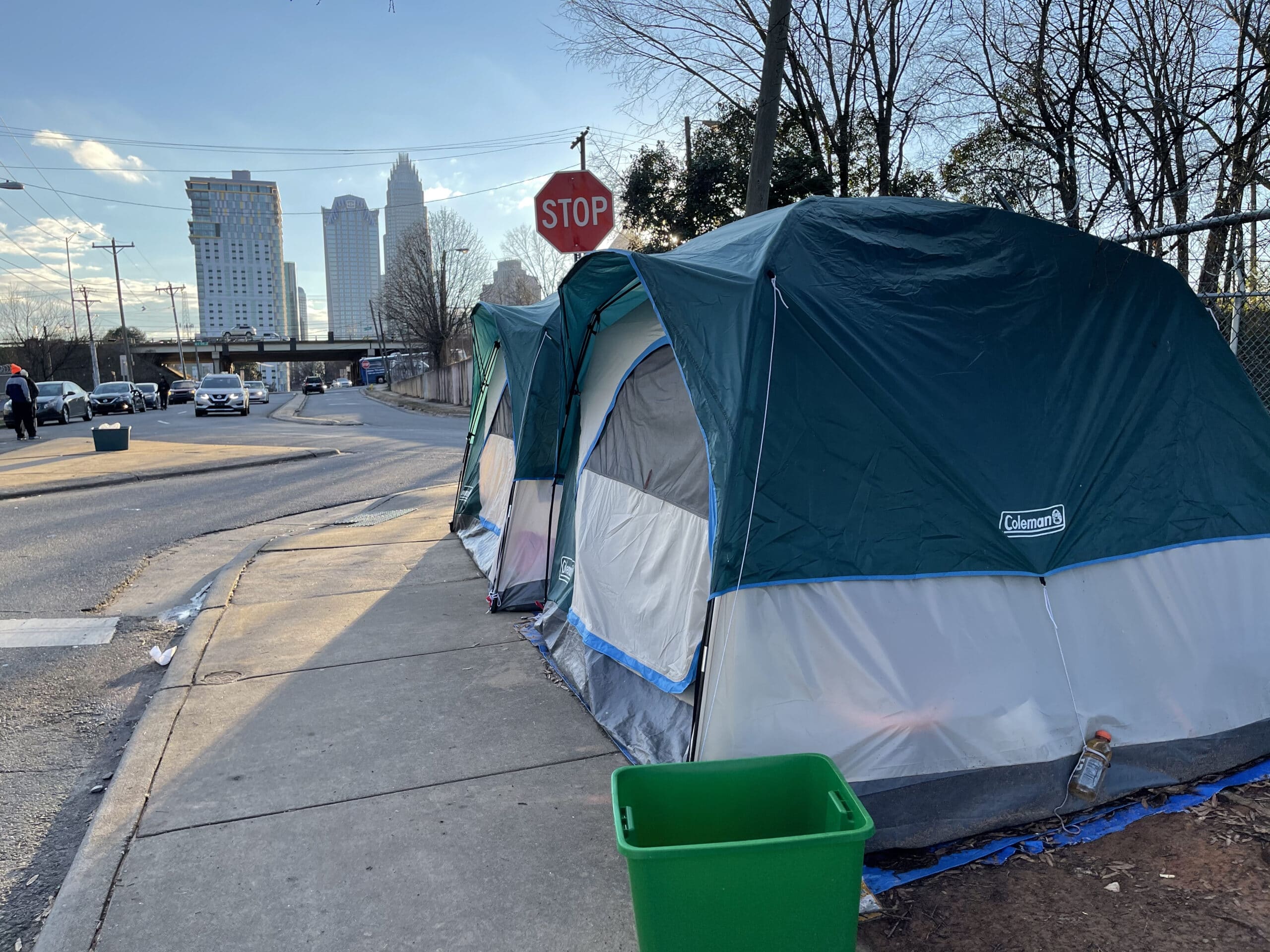 Tent City: Personas sin hogar desalojadas de campamento en Charlotte recibirán vivienda por un año
