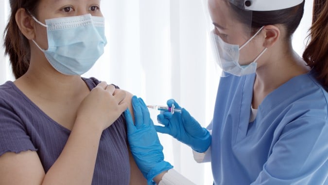 Algunos hospitales facturan al seguro por las vacunas contra el COVID-19