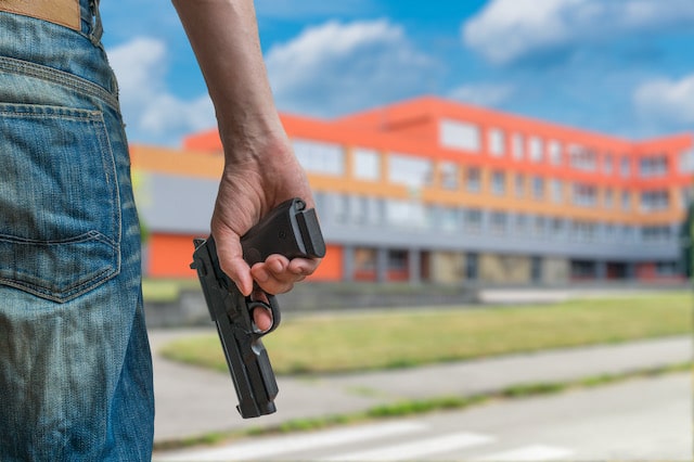 Estudiante muere después de dispararse a sí mismo en la escuela