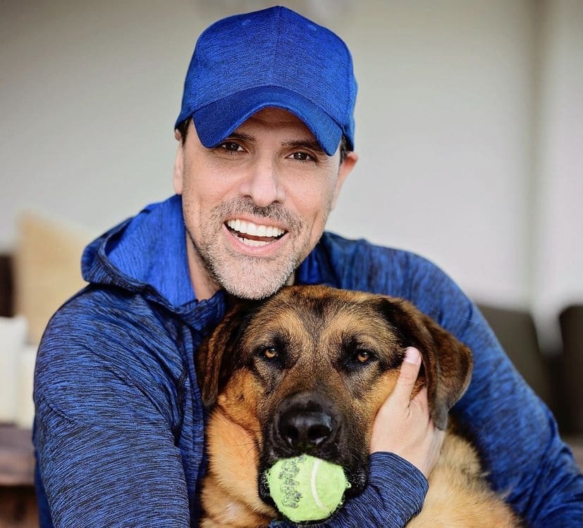 Marco Antonio Regil comparte que su perro murió mientras lo llevaba de paseo
