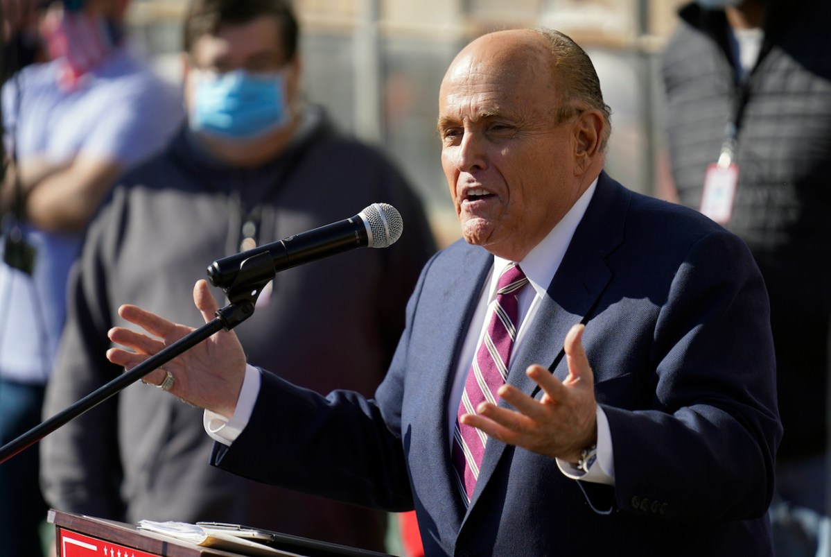 Suspenden licencia de abogado Giuliani por mentir sobre elecciones