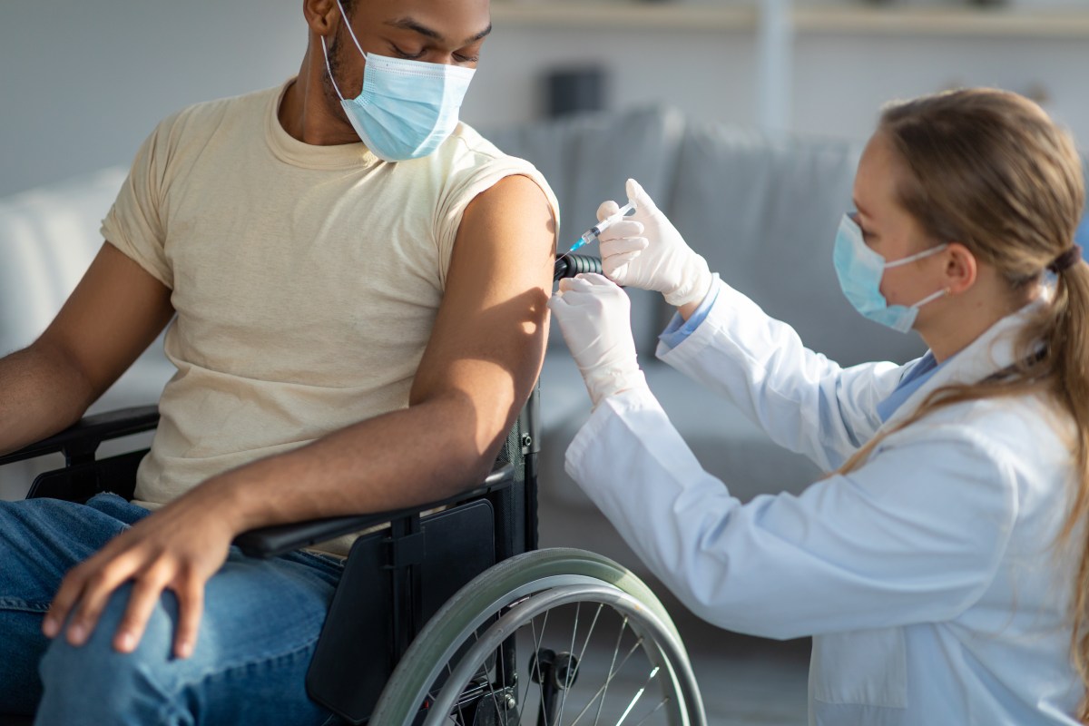 NCDHHS lanza línea directa para ayudar a las personas que no puedan llegar a sitios de vacunación contra COVID-19 debido a problemas de salud, edad u otras razones. © Prostock-studio / Adobe Stock