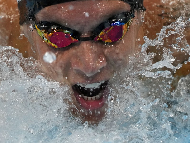 Caeleb Dressel se une a élite de nadadores con 5 preseas de oro