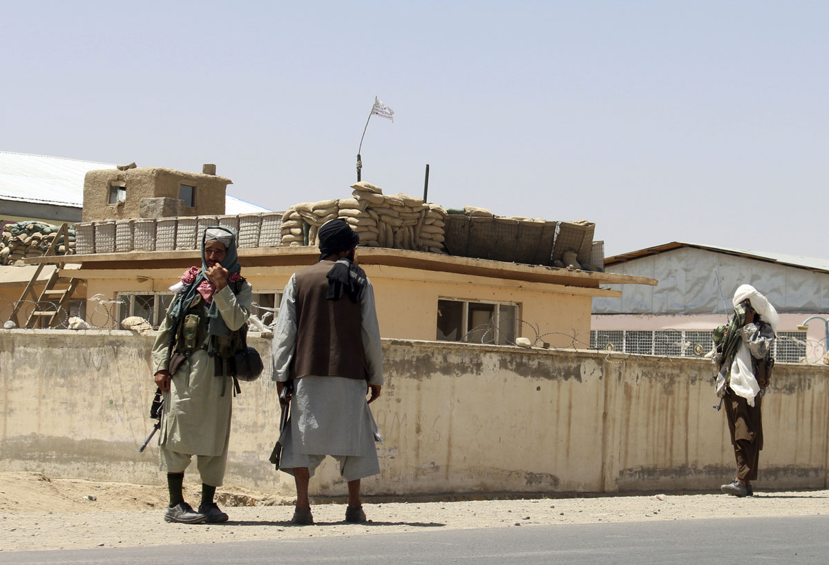 Helicóptero llega a embajada de EUA en Afganistán, Talibán dice que no tomará Kabul "por la fuerza"