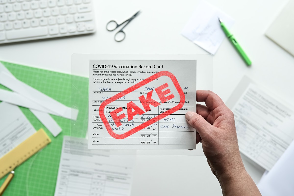 Advierten contra la compra de documentos falsos como tarjetas de vacunación de COVID-19 y resultados negativos. © tilialucida / Adobe Stock