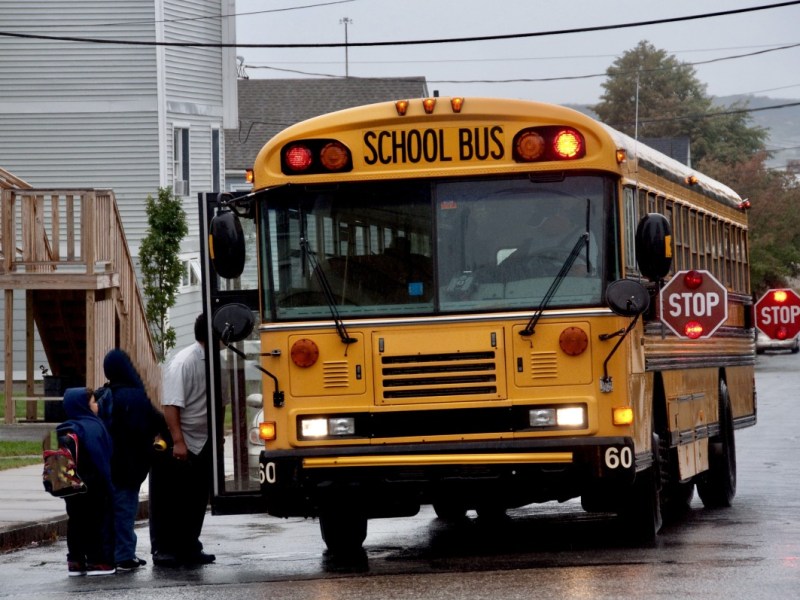 Miles de estudiantes quedan sin bus escolar por falta de conductores en Wake