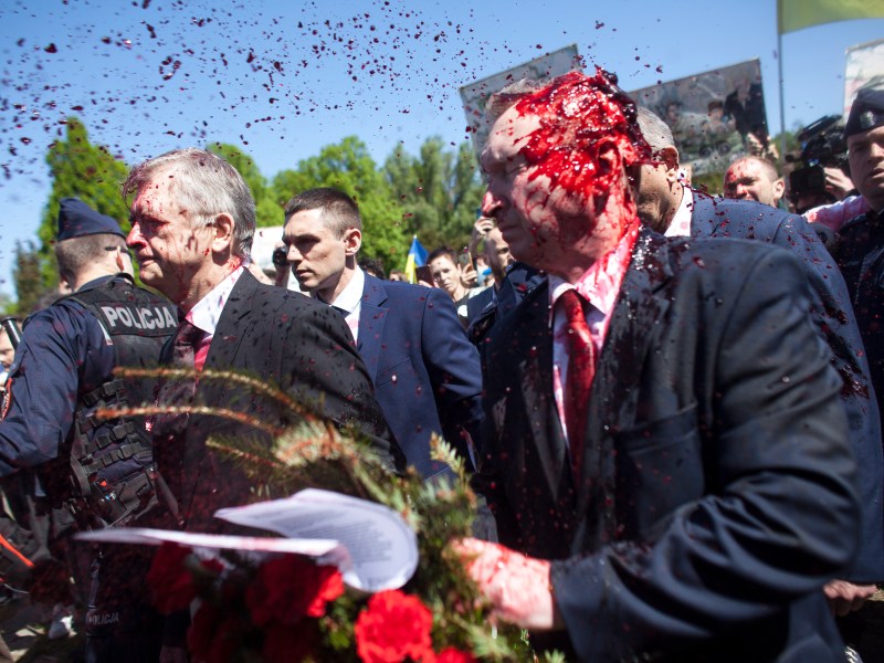 manifestantes-en-polonia-tinen-de-rojo-rostro-de-embajador-de-rusia