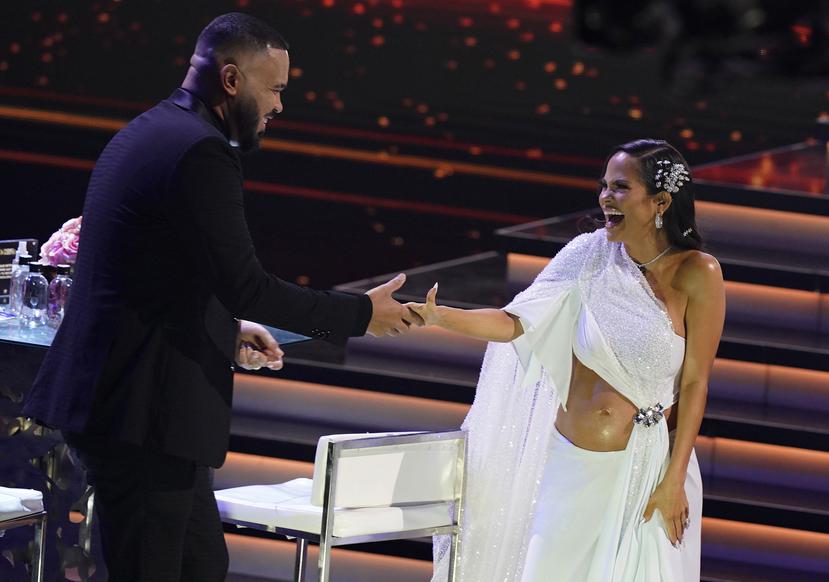 Raphy Pina felicita a su pareja, Natti Natasha, quien exhibe su embarazo de seis meses al aceptar el Premio Lo Nuestro a la canción tropical del año. (Foto AP/Marta Lavandier)