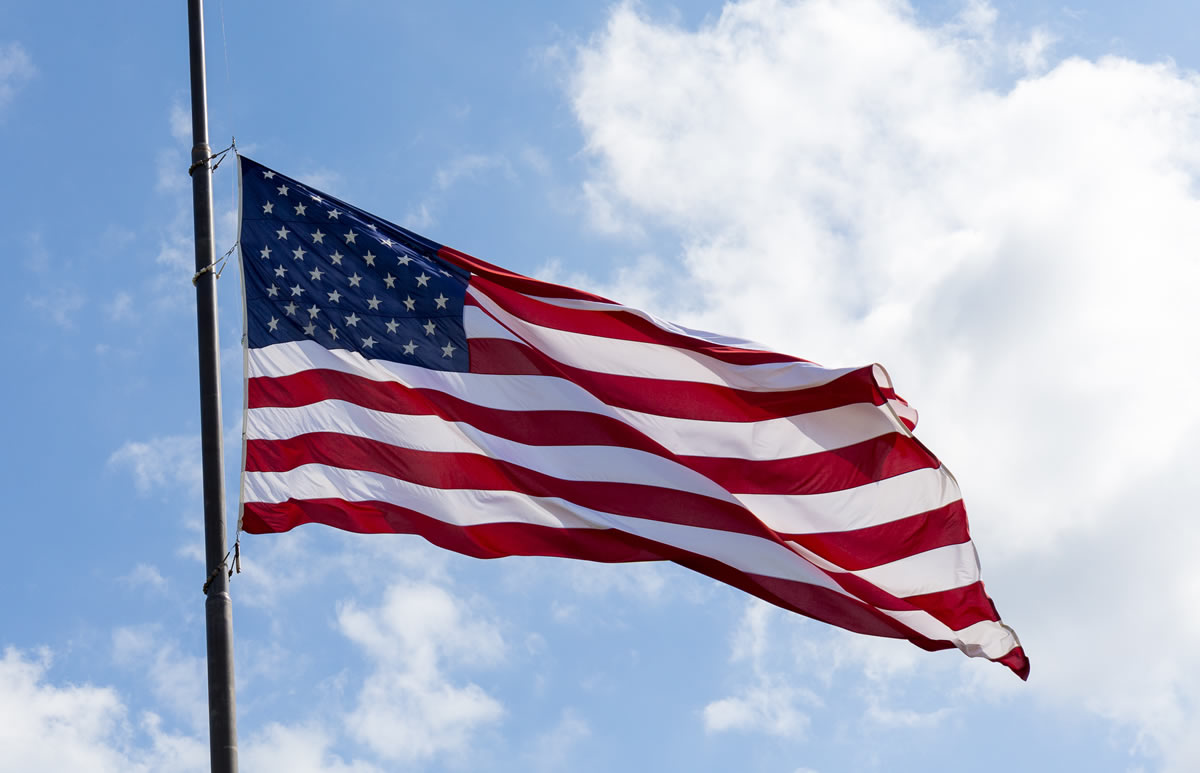 Gobernador de Carolina del Norte pide banderas a media asta por tiroteo en Highland Park