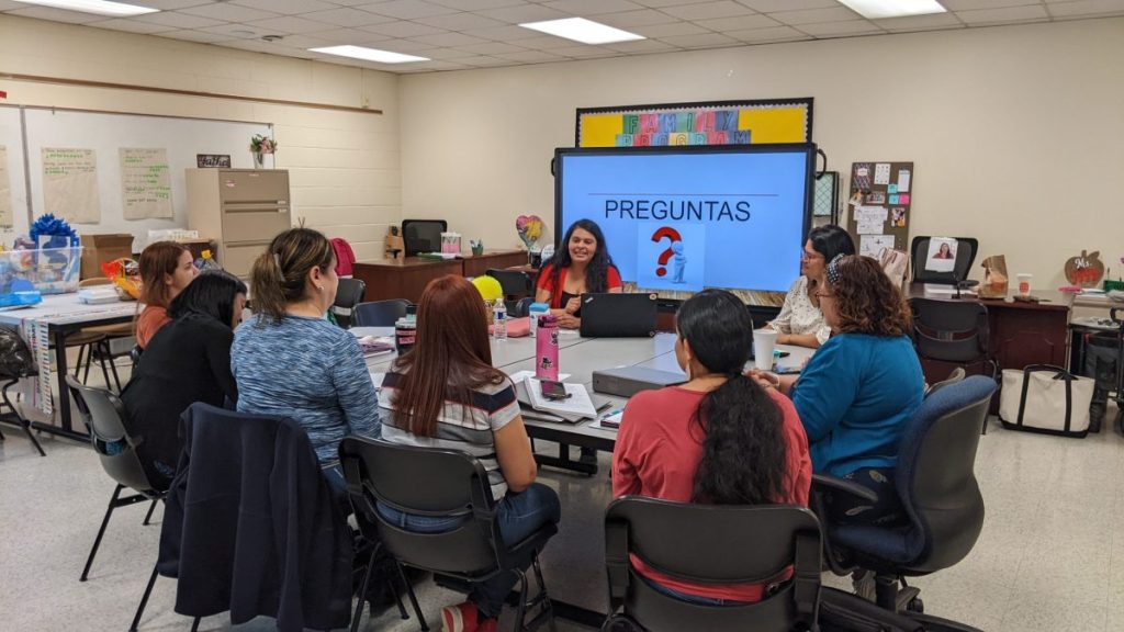 la-escuela-preescolar-bilingue-donde-padres-latinos-se-convierten-en-maestros