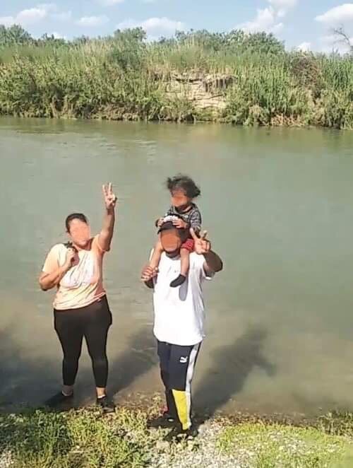 Una familia migrante cruza el Río Bravo