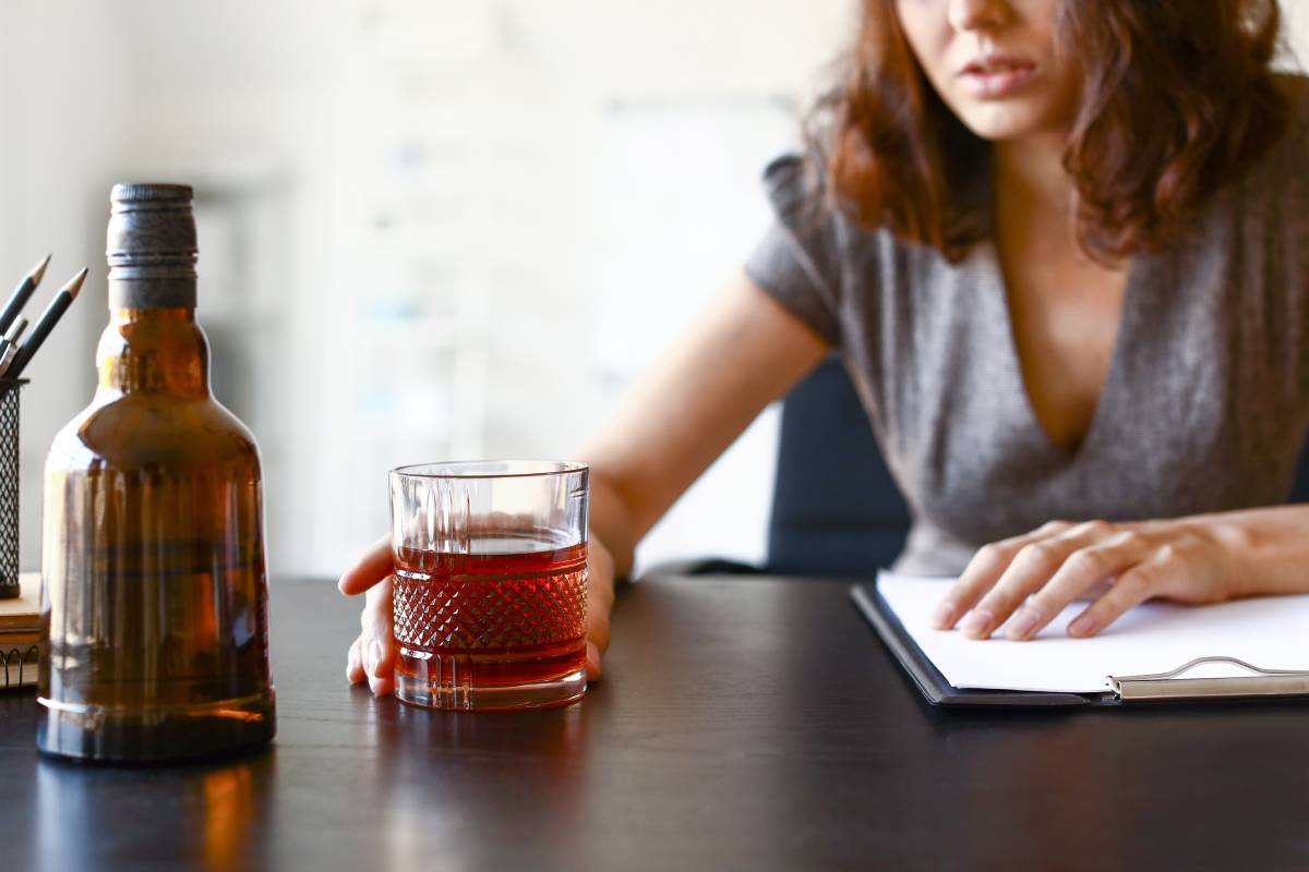 La maestra olía a alcohol y tenía una botella de vino vacía entre sus pertenencias.