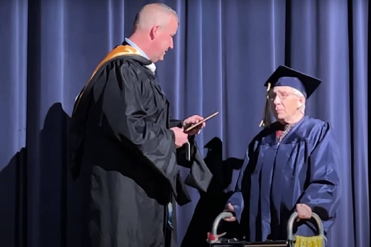 Una mujer de 100 años logró su sueño de graduarse de la secundaria