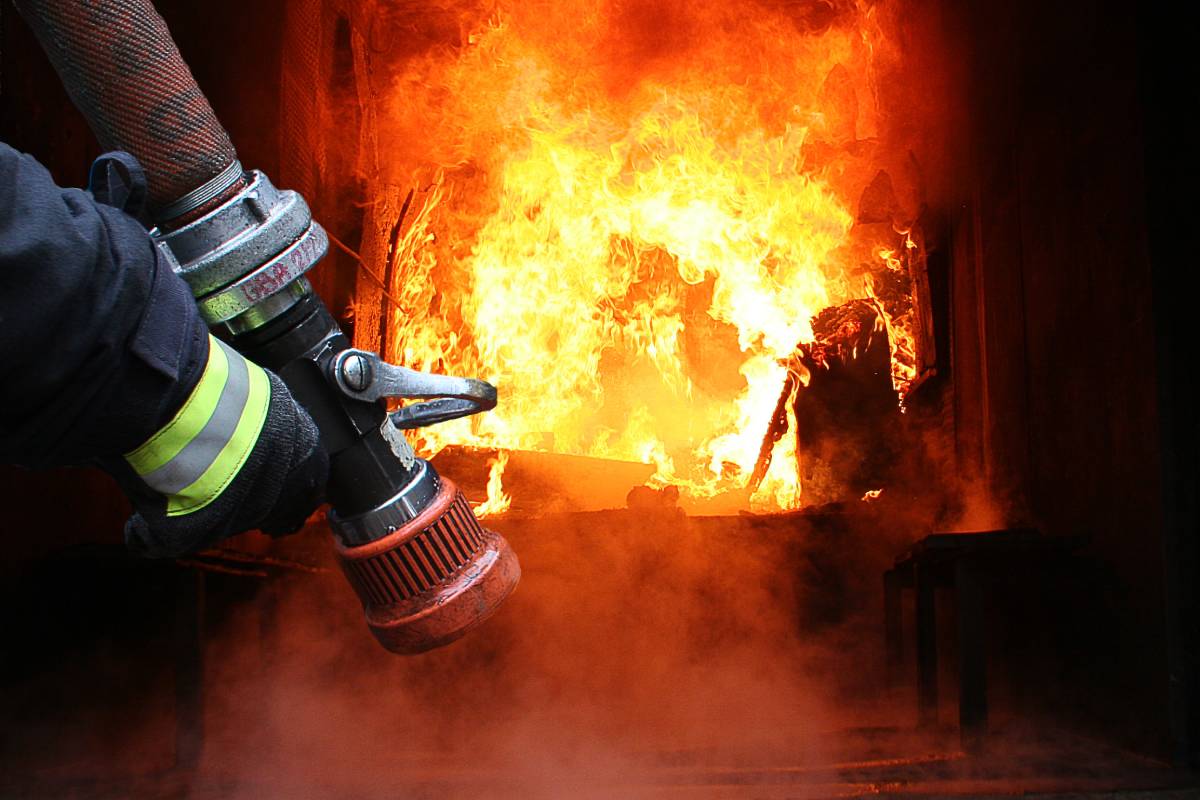 En la casa vivían dos adultos y un menor, el fuego comenzó por un descuido en la cocina y ni los animales ni las personas resultaron heridos.