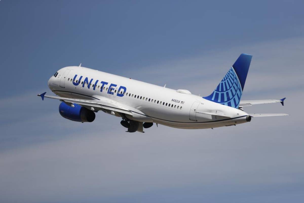 Francisco Severo Torres, de 33 años, intentó abrir la puerta de emergencia de un vuelo que iba de Los Ángeles a Boston. También atacó con una cuchara rota a una sobrecargo.