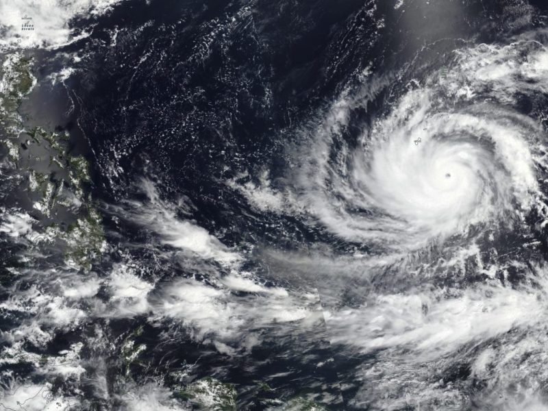 El supertifón Mawar pasó por Guam causando daños