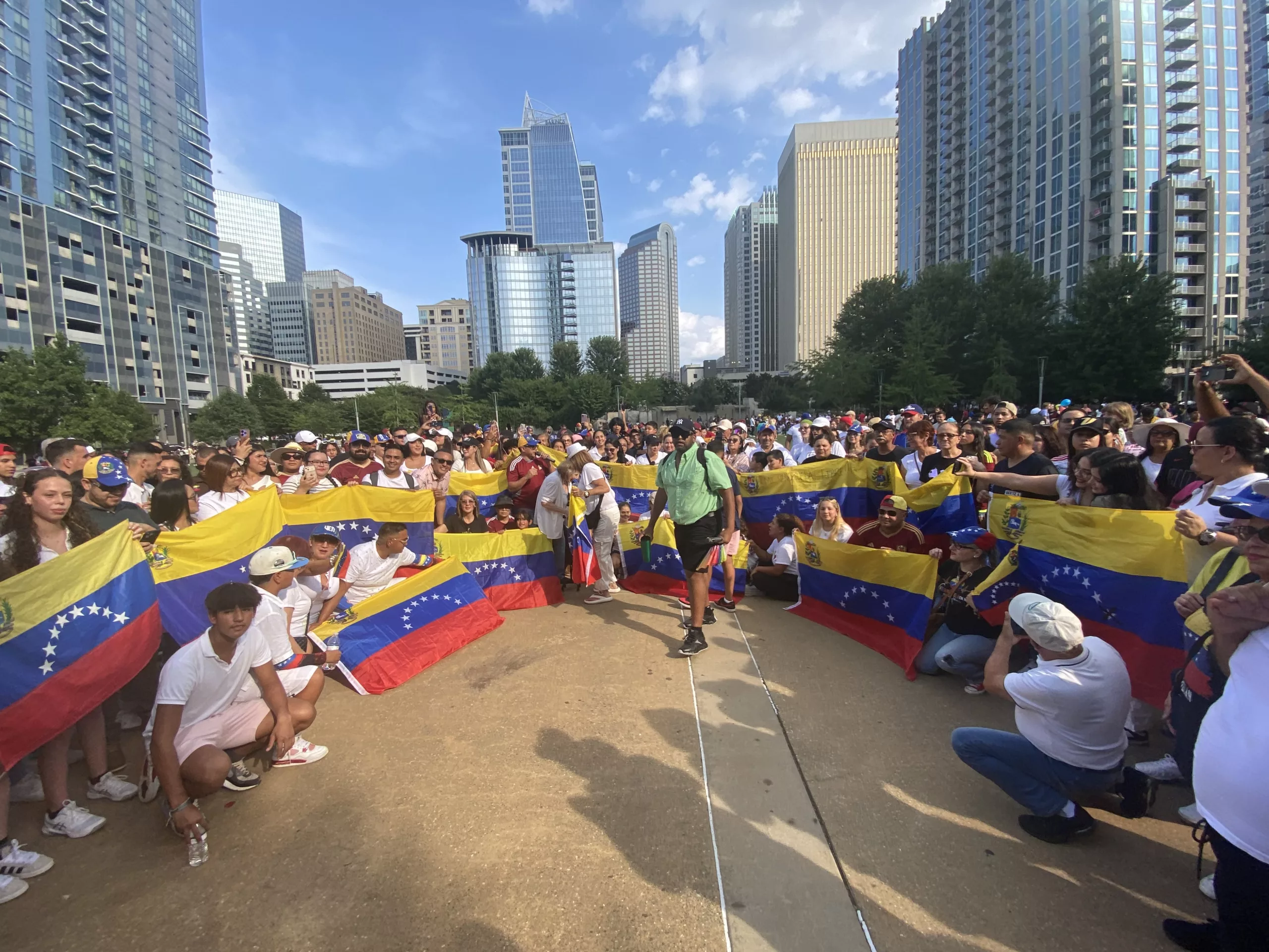 Miles de venezolanos se manifiestan en Charlotte