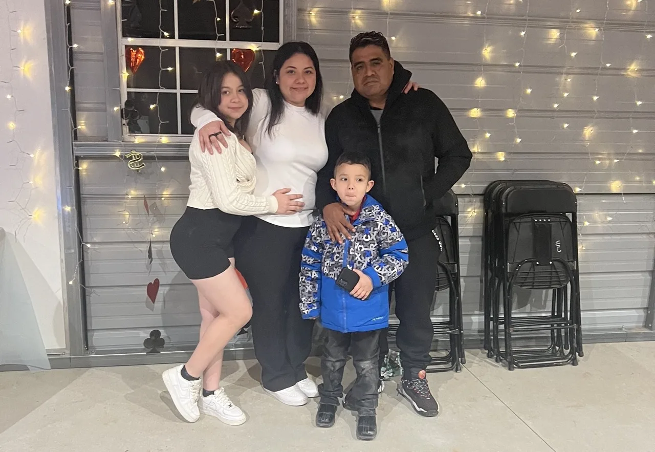 Latina enfrenta diálisis y la recuperación de su hija de 14 años