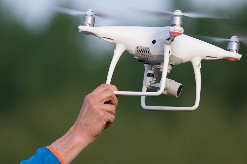 Latino podría enfrentar cárcel por volar dron cerca de aeropuerto