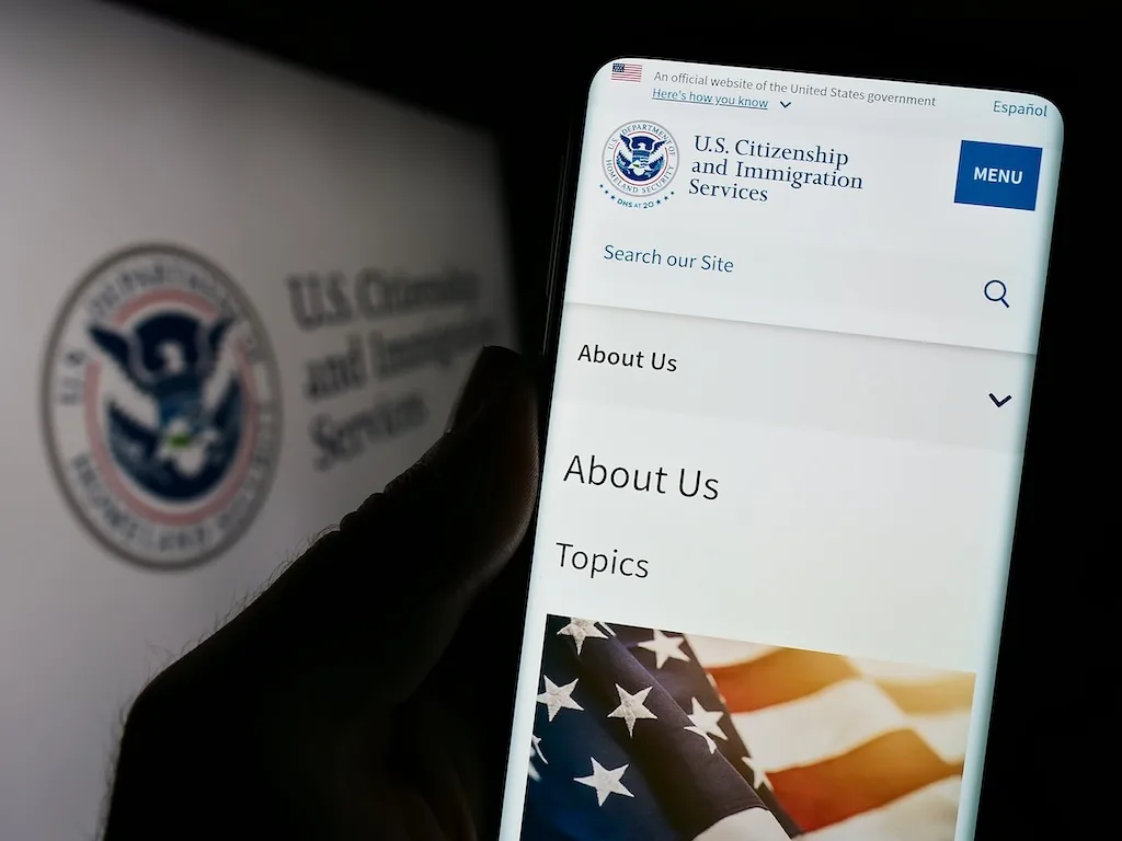 USCIS advierte: inmigrantes tienen 10 días para reportar mudanza
