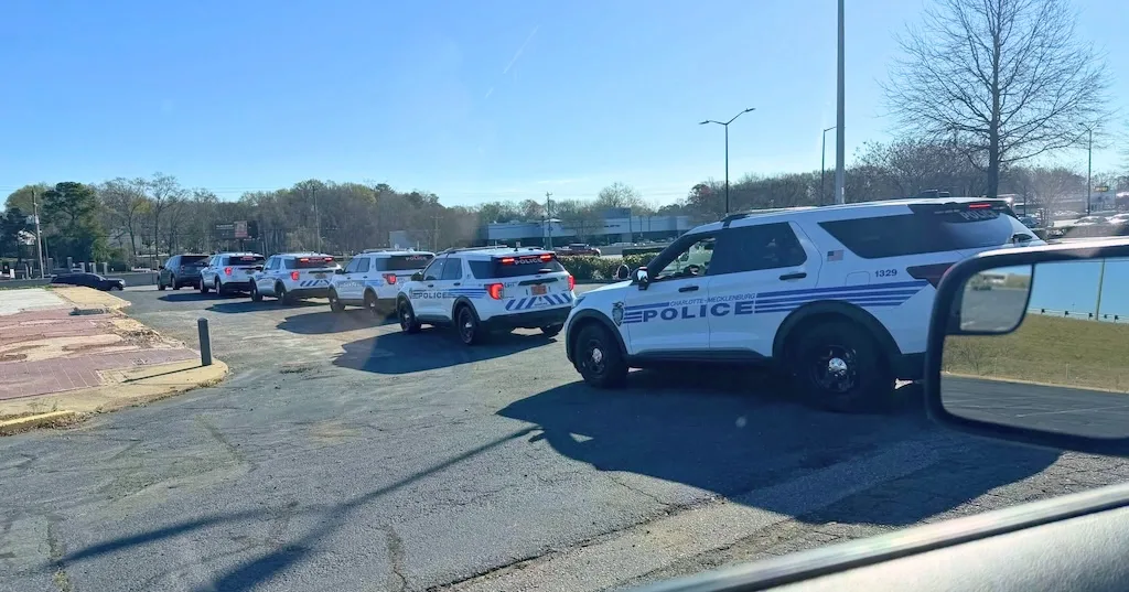 CMPD: Policía latino renuncia por intercambio de mensajes racistas